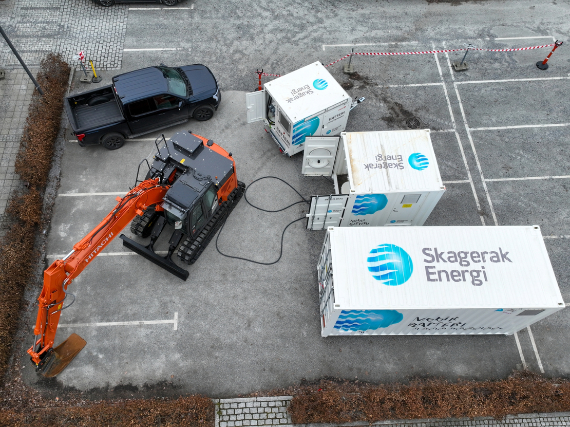 Dronefoto av mobil energi containere og graver