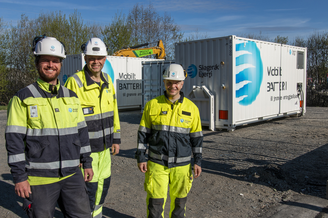 Håvard, Oddvard og Kennth foran ladecontainer og batteri fra Skagerak Mobil Energi