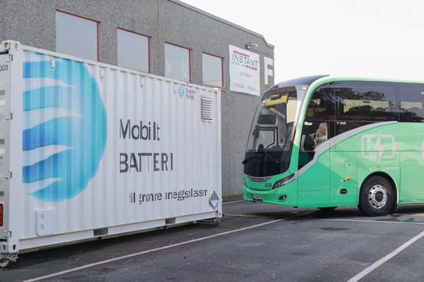 LADING: Det store batteriet fra Skagerak Mobil Energi bidra til hurtiglading av elbusser, og utgjevner effekttopper hos Tide på Flesland. FOTO: Tide